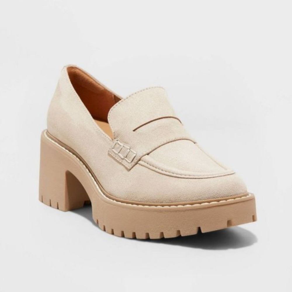 Universal Thread Cream Flats with Modern Design